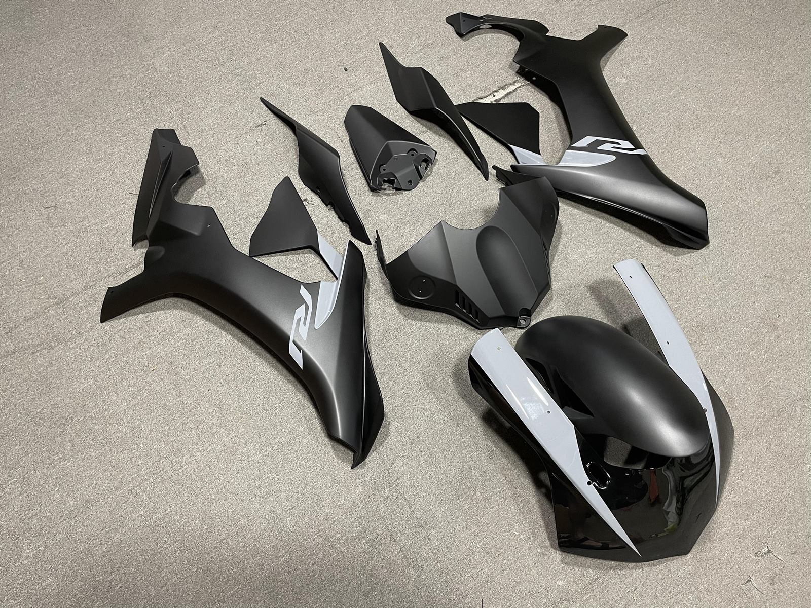 YAMAHA YZF R1 15-19 Fairing Kit - Matte Black & White