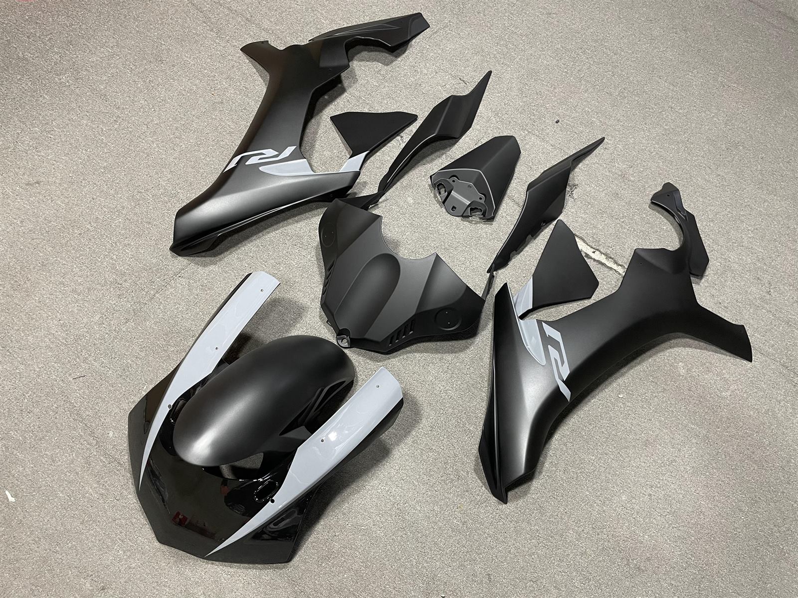 YAMAHA YZF R1 15-19 Fairing Kit - Matte Black & White